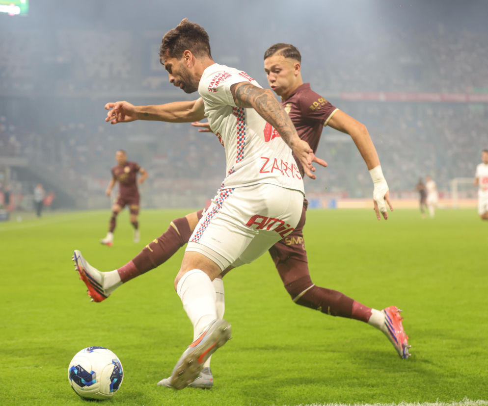 Piłkarze podczas walki o piłkę na murawie. O meczu Widzew Łódź – Górnik Zabrze przeczytasz na SE Supersport.