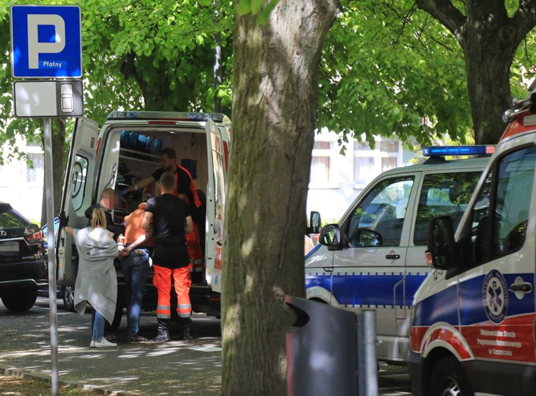 Świnoujście.  Dramat przed prokuraturą. Nie żyje kobieta ugodzona nożem. Napastnik podciął sobie nadgarstki 