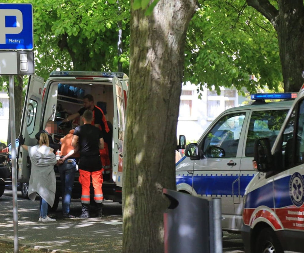 Świnoujście.  Dramat przed prokuraturą. Nie żyje kobieta ugodzona nożem. Napastnik podciął sobie nadgarstki 