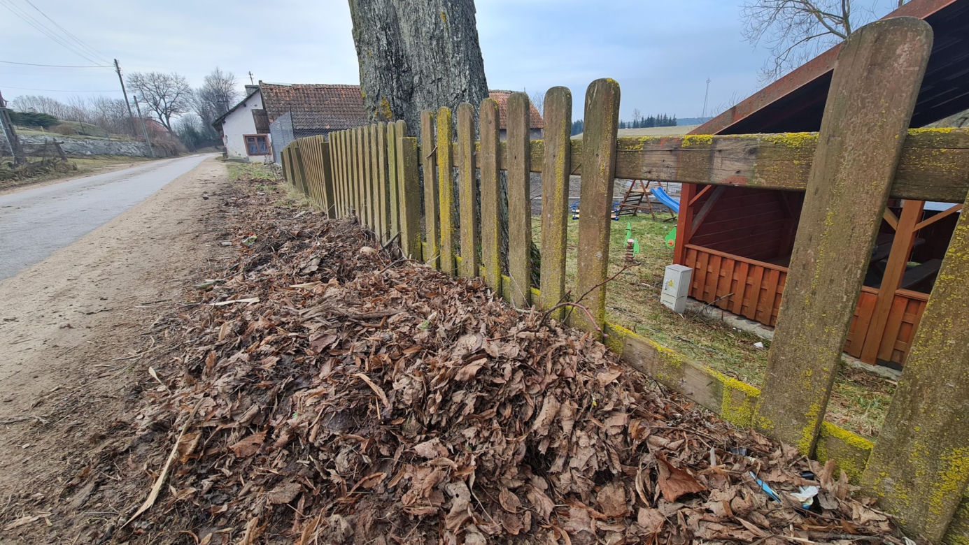 To się nazywa kopniak! Pan Grzegorz utknął między sztachetami!