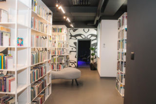 Ostrów. Do biblioteki z chodnika. Filia nr 3 melduje się przy Kolejowej 3!