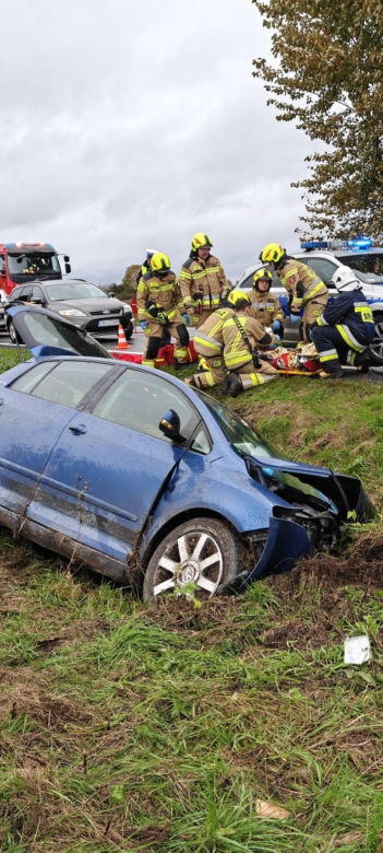 Volkswagen z trójką nastolatków roztrzaskał się na Powiślu Dąbrowskim. Dwie osoby były nietrzeźwe