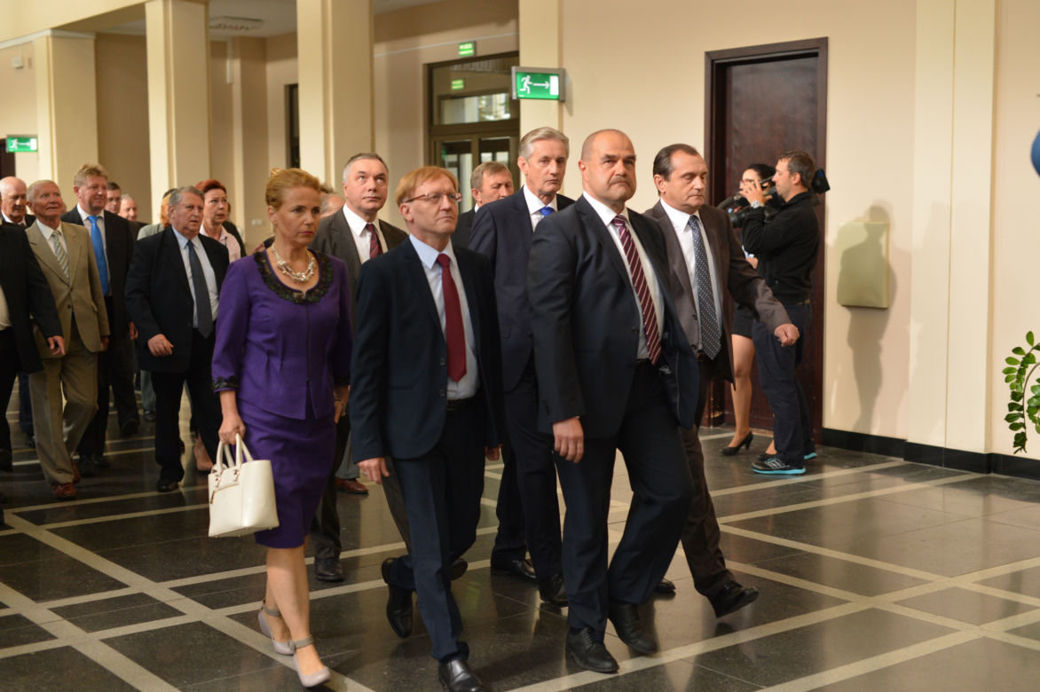 Ranczo 9 odc. 106. Dyrektorka Wiesława Oleś (Ewa Kuryło), senator Kozioł (Cezary Żak), Czerepach (Artur Barciś), Więcławski (Grzegorz Wons), Wezół (Wojciech Wysocki), magister Ryszard (Leon Charewicz)