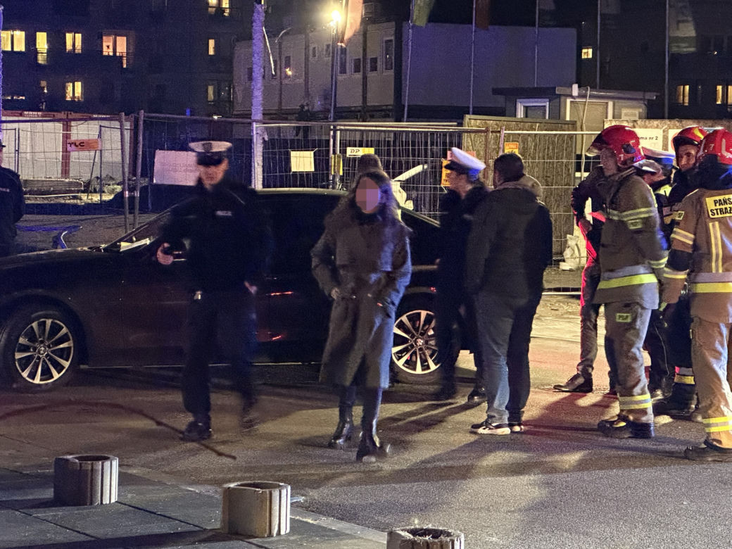 Pijana policjantka wiozła autem dzieci. Jej samochód wylądował na boku. Funkcjonariuszka została zawieszona