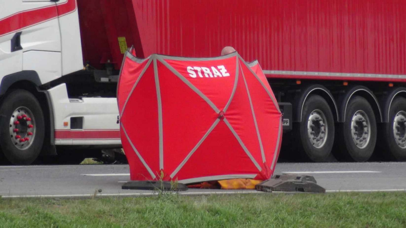 Makabryczny wypadek na DK 60. TIR zmasakrował osobówkę. Jedna osoba nie żyje