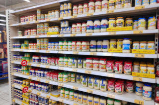 Gdzie kupić najtaniej białą kiełbasę, majonez, jaja, masło i cukier na Wielkanoc 2026? Sprawdzamy aktualne ceny w pięciu sieciach