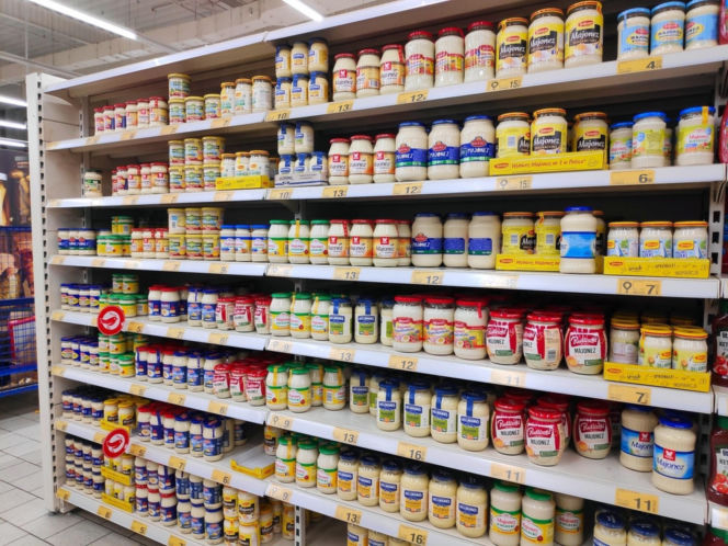 Gdzie kupić najtaniej białą kiełbasę, majonez, jaja, masło i cukier na Wielkanoc 2026? Sprawdzamy aktualne ceny w pięciu sieciach