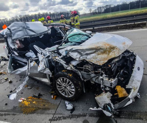 Ford wbił się pod ciężarówkę na A4. Została z niego kupa złomu