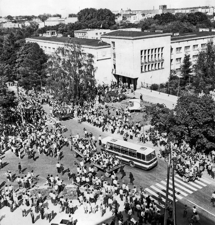 Demonstracja przed budynkiem KW PZPR w Radomiu