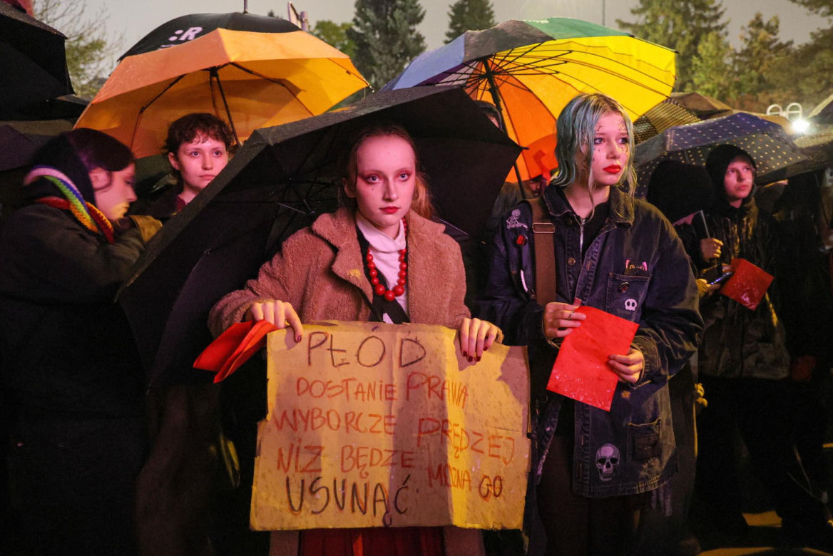 „Czerwona kartka za aborcję” przed Sejmem. Protest w Warszawie