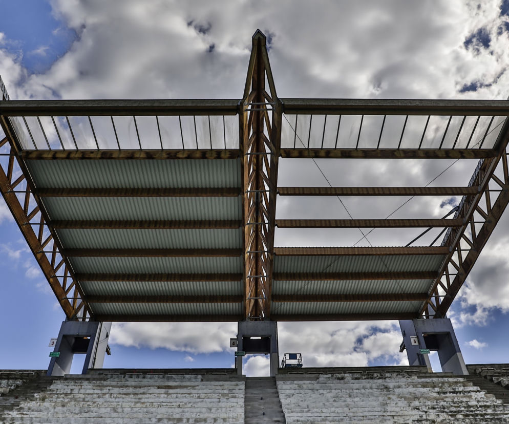 Demontaż dachu na szczecińskim stadionie