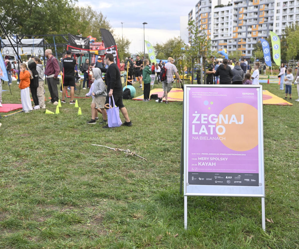 Plakat Żegnaj Lato na Bielanach na tle pikniku rodzinnego. O szczegółach imprezy przeczytasz na SE.