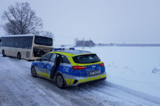 Zima paraliżuje Warmię i Mazury! Tysiące domów bez prądu. Komunikacja publiczna zakopana w śniegu