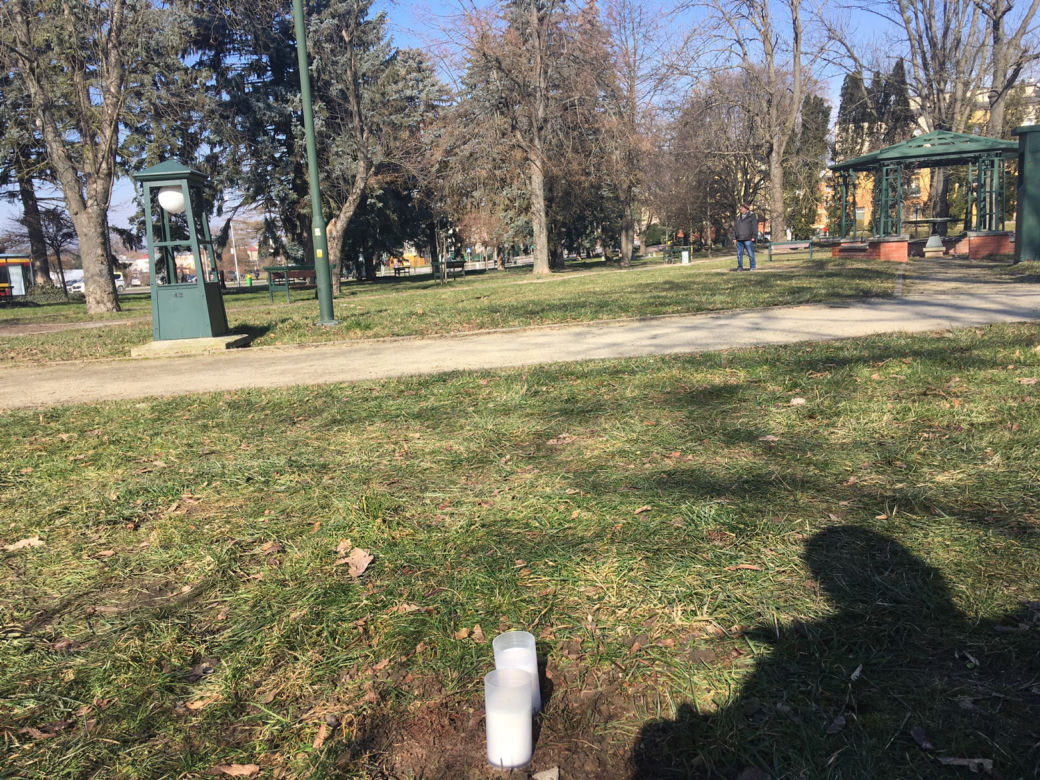 W miejscu tragedii płoną świece