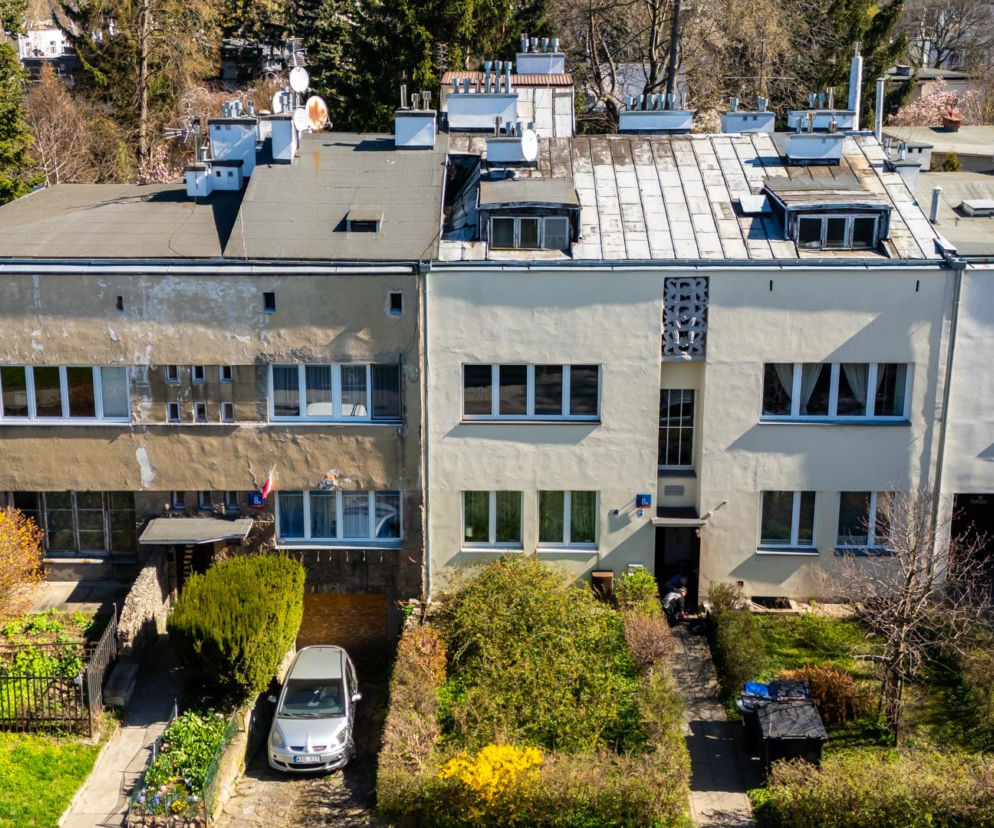 Szeregowiec przy ulicy Katowickiej na Saskiej Kępie z ozdobną kratą Jarnuszkiewicza. O jego historii czytaj na Architektura.