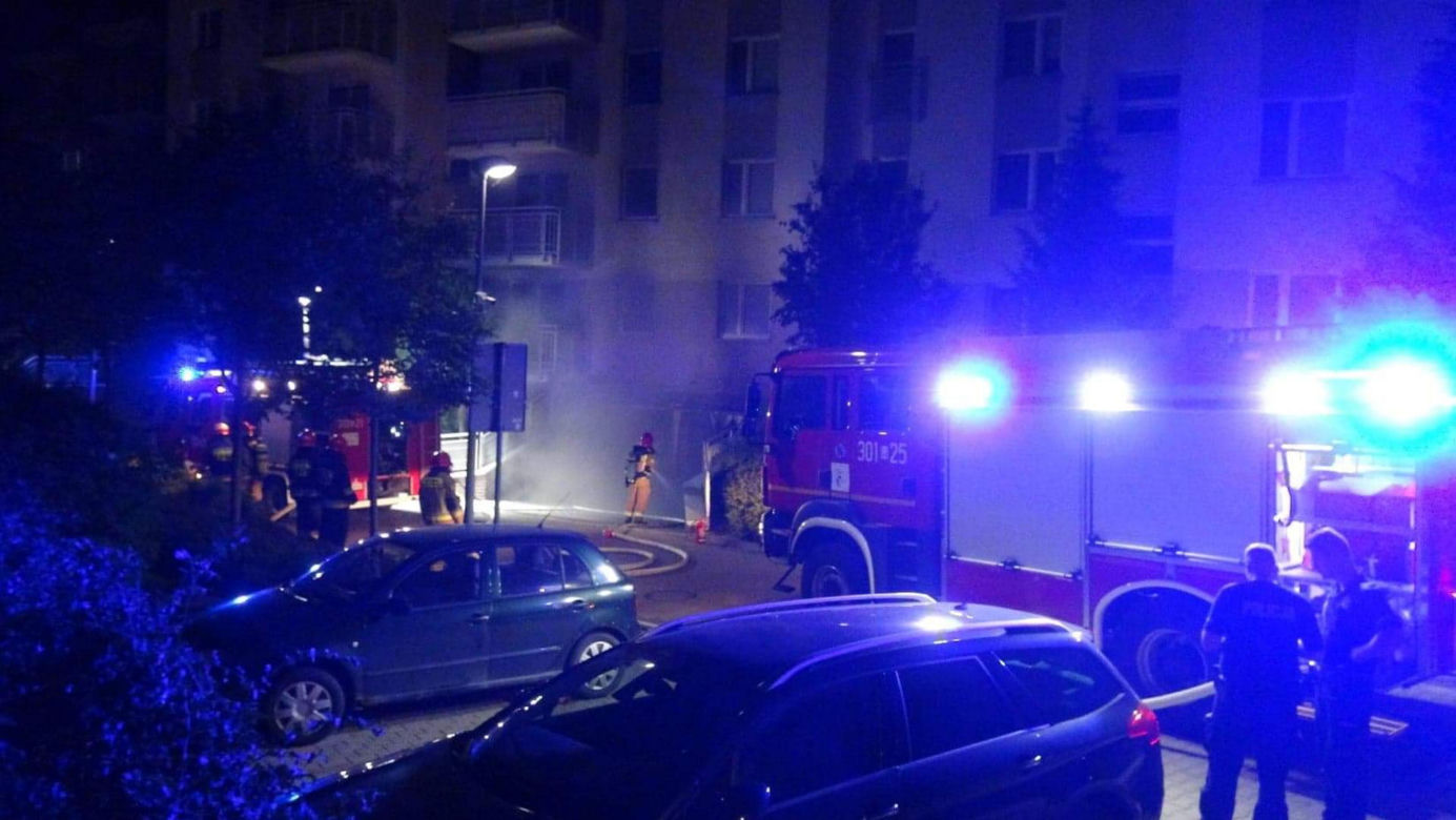 Potężny pożar w warszawskim bloku. Ewakuowano ludzi i zwierzęta