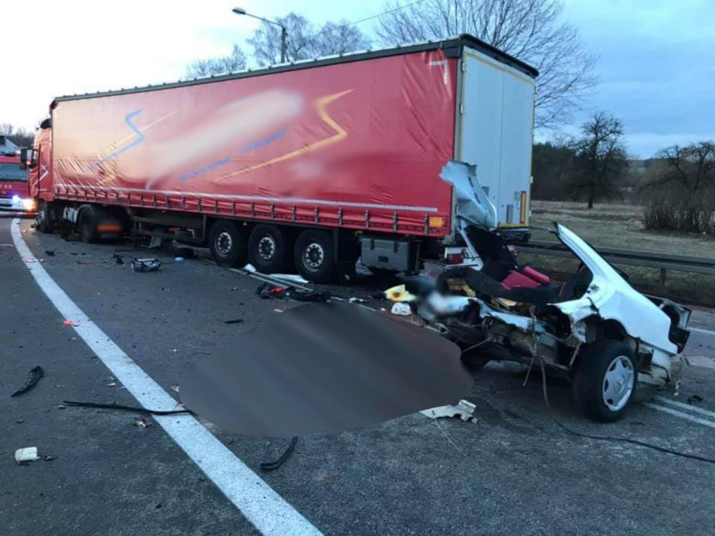 Poświętne: Mercedes rozerwany na dwie części po zderzeniu z TIR-em. W środku 5 młodych osób. Dwie zginęły [ZDJĘCIA]