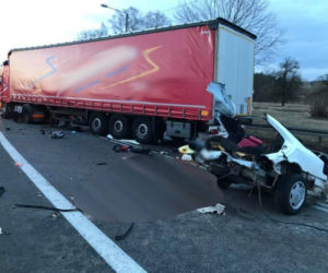 Poświętne: Mercedes rozerwany na dwie części po zderzeniu z TIR-em. W środku 5 młodych osób. Dwie zginęły [ZDJĘCIA]
