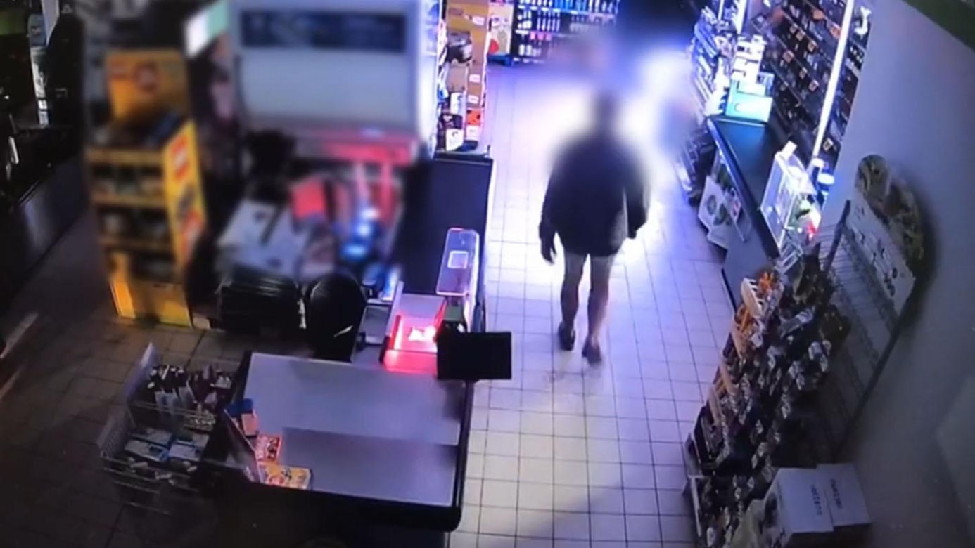 Pod osłoną nocy wjechał w drzwi sklepu i ukradł alkohol