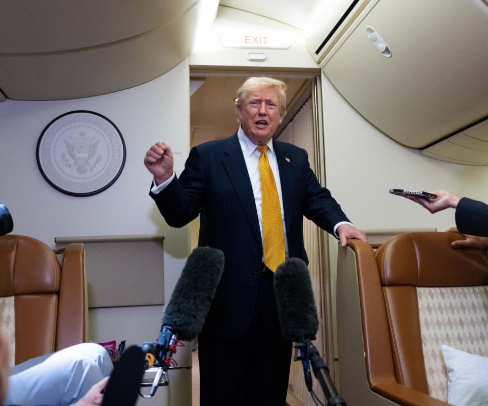 Donald Trump przemawia na pokładzie samolotu. O obawach prezydenta USA o bezpieczeństwo przeczytasz na SE.