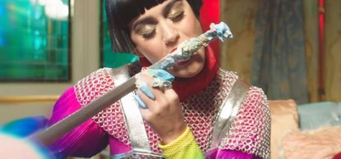 Katy Perry jako seksowna Joanna d'Arc w nowym teledysku! Hey Hey Hey w klimacie PiÄknej i Bestii 