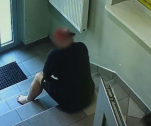 Ukradł łańcuszek za prawie 14 tys. zł. Schował się w budynku komendy policji