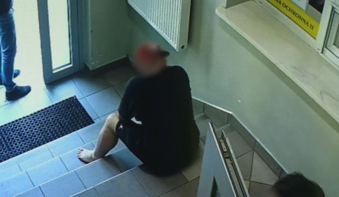 Ukradł złotą biżuterię za 14 tysięcy. Schował się przed pościgiem w komendzie policji 