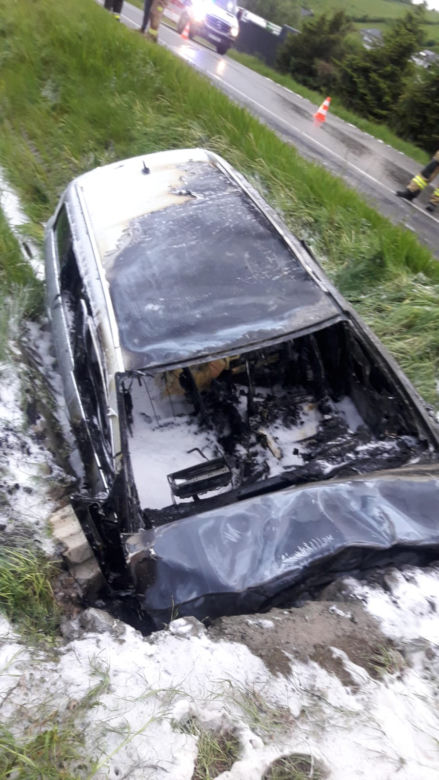 Audi uderzyło w przepust i stanęło w ogniu. Autem podróżowało dwóch 19-latków