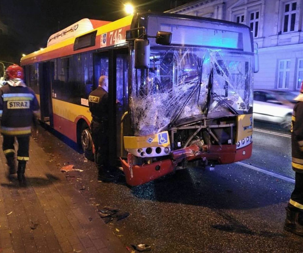 Zderzenie seicento z autobusem na Dąbrowskiego w Rzeszowie