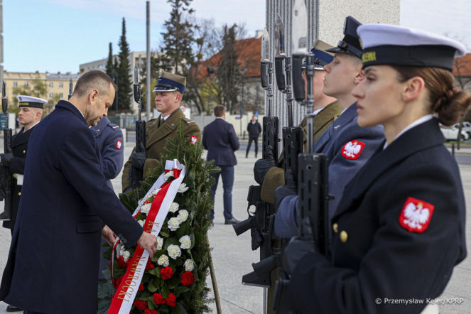 Nawrocki celebrated the anniversary of the death of John Paul II. A symbolic motion  in the center of Warsaw