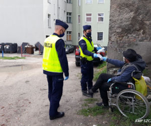 Policjanci rozdają maseczki bezdomnym