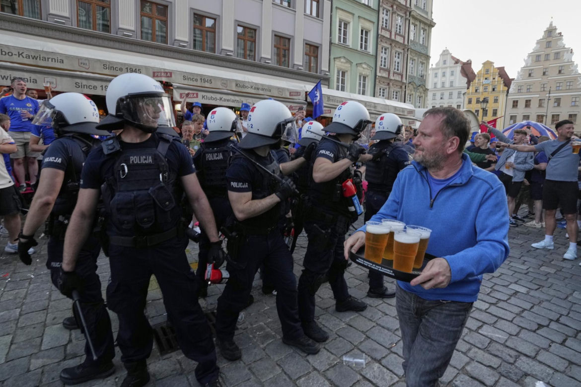 Kibice przed finałem Ligi Konferencji we Wrocławiu
