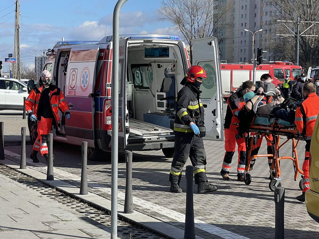 Dramatyczna akcja na Bemowie! Udzielali pomocy rannym. Kilka metrów dalej umierał w aucie mężczyzna