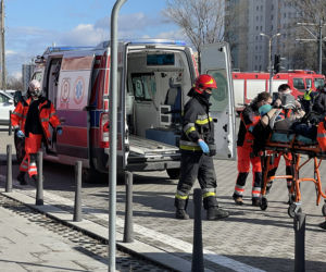 Dramatyczna akcja na Bemowie! Udzielali pomocy rannym. Kilka metrów dalej umierał w aucie mężczyzna