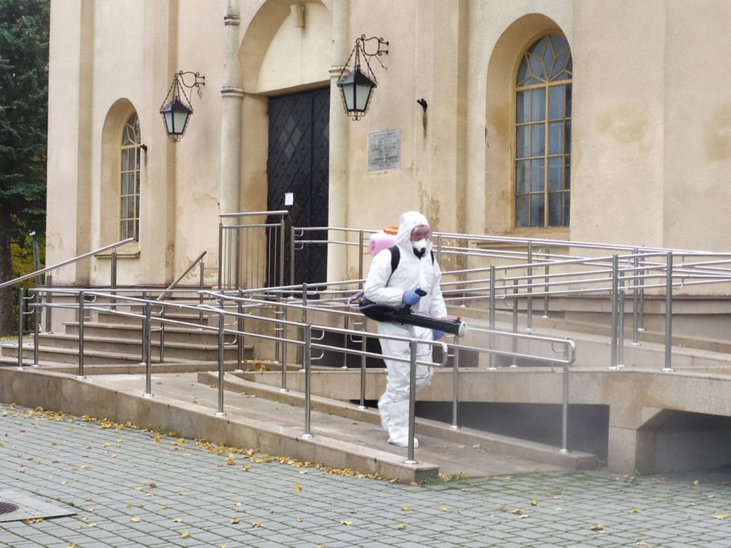 Strażacy dezynfekują ulice, przystanki i urządzenia w gminie Ryglice