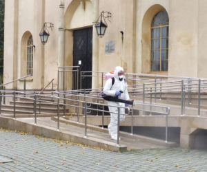 Strażacy dezynfekują ulice, przystanki i urządzenia w gminie Ryglice