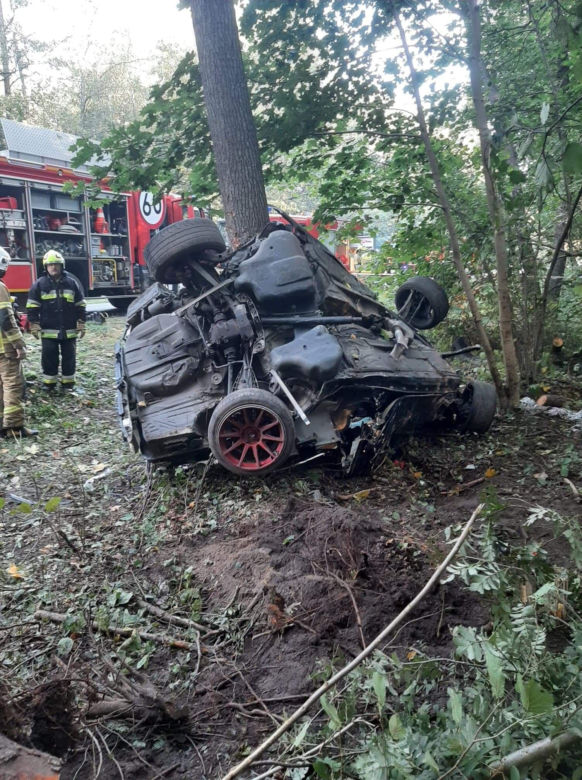 BMW owinęło się wokół drzewa, kierowcę z wraku wydobyli strażacy