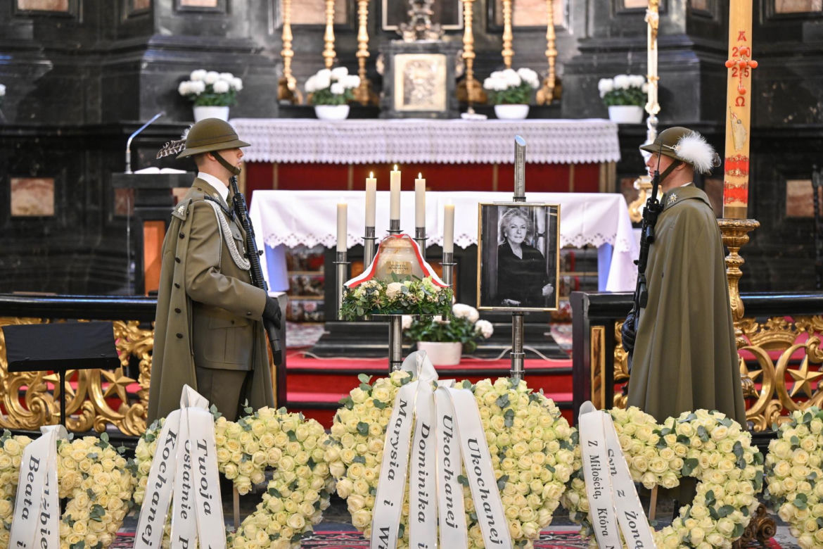 Pożegnali wielką damę polskiej kultury. Kidawa-Błońska przesłała piękny wieniec