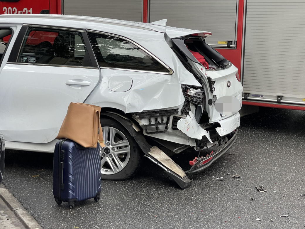 Dramat pod ambasadą. Uderzyła w autobus, potrąciła ojca. Oboje są w szpitalu