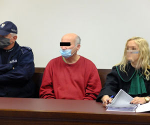 CHCIAŁ ZABIĆ WŁASNĄ MATKĘ!  KRZYSZTOF W. RZUCIŁ SIĘ NA STARUSZKĘ Z SIEKIERĄ, BO NIE CHCIAŁA MU POMÓC