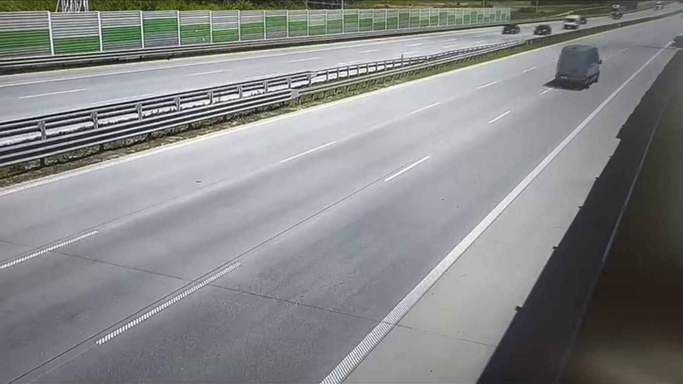 Wiceminister infrastruktury o szokującym zdarzeniu na A1 pod Piotrkowem Tryb. Kierowca BMW jechał pod prąd prosto na niego [ZDJĘCIA].