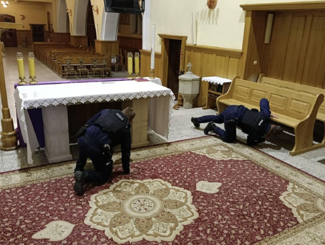 18-latek wywołał alarm w kościele. Policjanci szukali bomby nawet pod ołtarzem