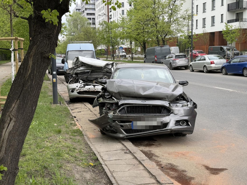 Drogowe domino w Warszawie. Dziewięć aut rozbitych. Kierowca zasnął za kierownicą?