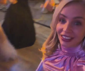 Tak różowiutka Woźniak-Starak weszła w Nowy Rok. Ale błyszczała z telefonem w dłoni!