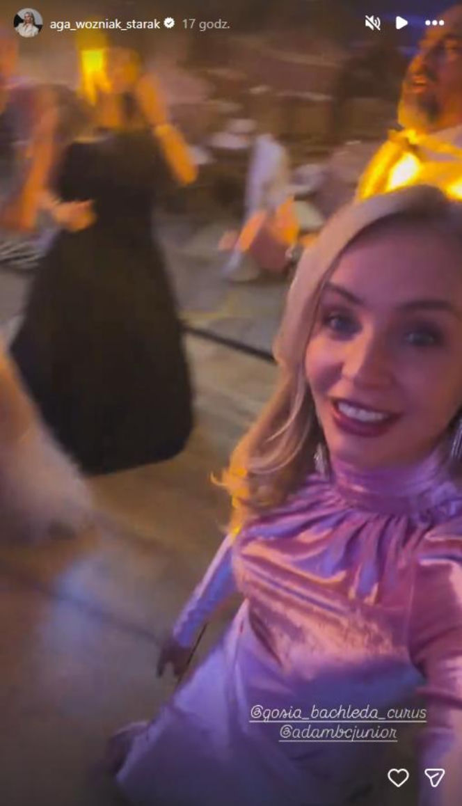 Tak różowiutka Woźniak-Starak weszła w Nowy Rok. Ale błyszczała z telefonem w dłoni!