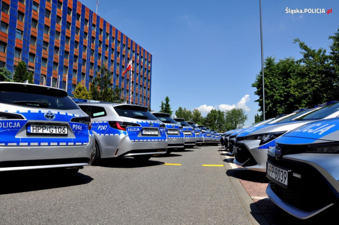Śląska policja ma nowe radiowozy - hybrydowe Toyoty Corolle i szybkie Kie Stinger