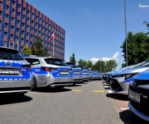 Śląska policja ma nowe radiowozy - hybrydowe Toyoty Corolle i szybkie Kie Stinger