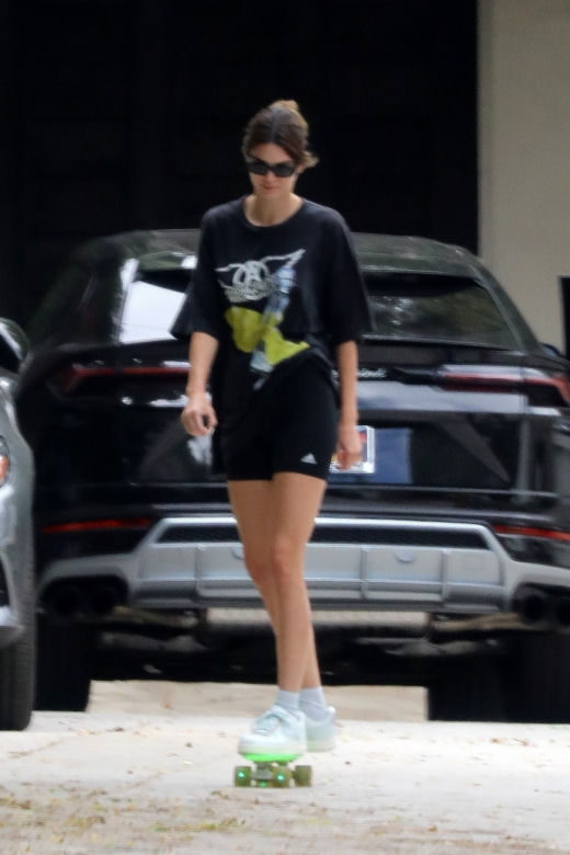 Kendall Jenner z przyjaciółkami uczy się jazdy na deskorolce