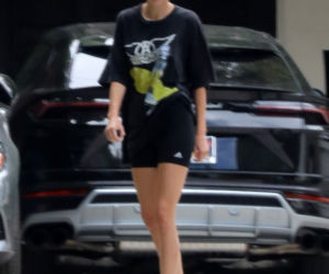 Kendall Jenner z przyjaciółkami uczy się jazdy na deskorolce