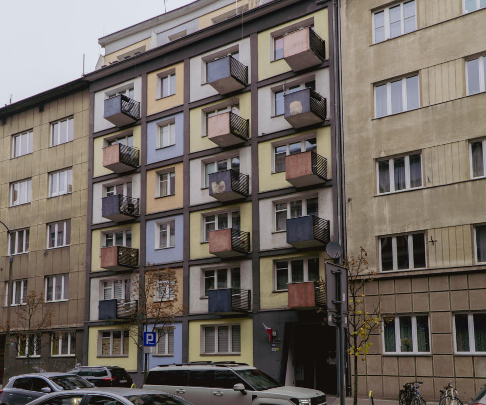 Mazowiecka 5 w Krakowie. Kolorowa plomba